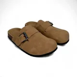 Zuecos color beige con hebilla metálica ajustable, plantilla anatómica y suela de corcho.