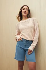 Bermuda de denim negro de tiro alto, con bolsillos funcionales y largo intermedio.