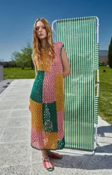 Vestido midi de crochet multicolor con diseño de bloques.