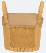 Blusa musculosa corta color ocre, con escote cuadrado, tirantes anchos elásticos, pliegues delanteros y lastex en la espalda.