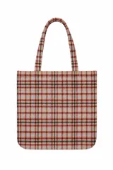 Bolso tipo tote bag con estampado de cuadros tartán en tonos beige, marrón, rojo y celeste, con dos asas superiores para llevar al hombro.