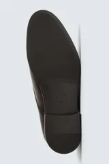 Zapato de vestir estilo Derby color marrón, fabricado en piel con horma redonda, cordones finos y suela con ligero tacón.