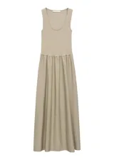 Vestido midi combinado de color verde militar, con parte superior tipo musculosa de escote redondo y falda evasé fruncida en la cintura.