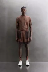 Short de entrenamiento slim fit Zara Athleticz de la colección Lab, en tonos marrones con diseño color block y tejido técnico con estructura. Cuenta con cintura elástica ajustable, bolsillos laterales con cierre y forro interior.