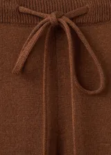Pantalón de punto color marrón, de corte recto y tiro medio, con cintura elástica y cordón ajustable.