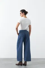 Jean de corte amplio y tiro medio, con diseño de costuras verticales frontales y bolsillos laterales tipo parche. Presenta un acabado en tono azul clásico.