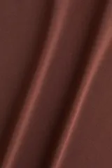 Top sin mangas color marrón oscuro, de corte ajustado y cuello alto tipo mock neck.