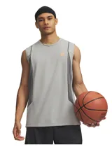 Musculosa deportiva Under Armour Curry Training Tank, de color gris con paneles laterales en contraste y detalles en naranja. Confeccionada en tejido de malla transpirable con sisas amplias para mayor movilidad.