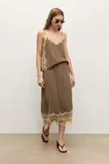 Falda midi color marrón topo con detalle de encaje beige en el ruedo.