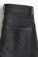 Short de denim negro de talle alto con diseño de cinco bolsillos y cierre de cremallera con botón.