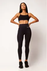 Top deportivo marrón con tecnología seamless, breteles finos y textura con microtramas respirables. Cuenta con forro interno.