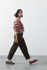 Pantalón de tiro alto con silueta barrel, de calce relajado con volumen en las piernas y ajuste hacia el ruedo. Confeccionado en tejido de algodón con elastano.