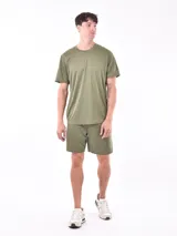 Remera negra de poliéster, corte clásico y cuello redondo.