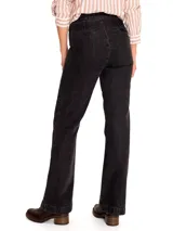 Jeans de tiro alto en color gris oscuro, con corte bootcut y costuras verticales decorativas en el frente. Presenta un cierre frontal con doble hilera de botones y diseño de cintura alta.