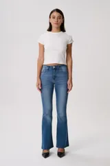 Jean de denim estilo oxford con calce entallado en caderas y muslos, y silueta acampanada en las pantorrillas.