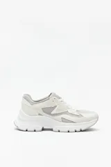 Zapatillas deportivas color gris claro con recortes en gamuza y textil transpirable, cordones a tono y plataforma de 5cm de alto.