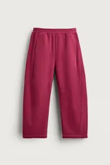 Pantalón jogger relaxed fit color bordó, confeccionado en tejido con algodón e interior forrado en tejido polar. Cuenta con cintura elástica, bolsillos frontales, bolsillos traseros de vivo y detalle de costura frontal en las perneras.