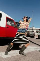 Falda larga tejida a rayas horizontales blancas y negras, de punto acanalado y con cintura elástica.