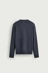 Sweater de punto color negro con cuello redondo, manga larga y calce relaxed fit, confeccionado en hilatura de viscosa con acabado en rib.