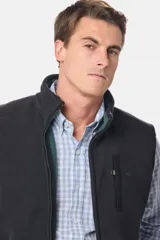 Chaleco deportivo rojo de polar con forro e interior en color azul combinado, cierre frontal y bolsillos delanteros con cierre metálico personalizado. Incluye dos bolsillos interiores con cierre y logo bordado en el pecho.