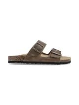 Sandalias Hush Puppies de cuero color marrón con doble tira y hebillas ajustables.