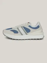 Zapatillas Tommy Jeans de running, con exterior de poliéster reciclado, interior de poliéster reciclado, plantilla de poliuretano, poliuretano reciclado y goma termoplástica reciclada, suela de goma y caucho, paneles con mezcla de texturas, toque de color en el talón, suela dentada y dos pares de cordones de repuesto incluidos.