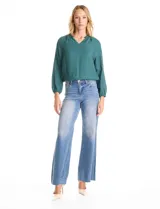 Blusa de satén color verde petróleo, con escote en V y cuello decorado con mostacillas bordadas. Presenta mangas largas con puños elásticos y ruedo también elastizado, brindando un ajuste cómodo y holgado.