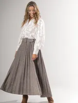 Falda larga marrón con diseño tableado y cinturón con hebilla forrada.