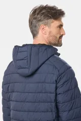 Campera de abrigo gris oscuro, capitoneada, con cuello alto y capucha desmontable. Cierre frontal con cremallera y bolsillos laterales con cierre. Logo bordado en el pecho.