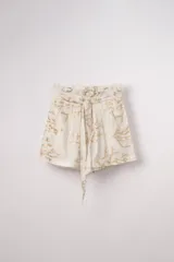 Short casual de algodón color crudo con estampado de ramas doradas, cintura elastizada con lazo y bolsillos laterales.