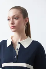 Sweater de tejido de punto con diseño a rayas horizontales en tonos marrón, rojo y crema. Presenta cuello tipo polo con cierre frontal de botones y mangas largas con puños ajustados.