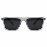 Lentes de sol polarizados con armazón gris translúcido y diseño rectangular, con detalle triangular negro en las patillas y cristales oscuros.