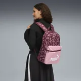 Mochila Puma Phase AOP con estampado floral en tonos bordó y rosa claro. Cuenta con un compartimento principal con cierre y un bolsillo frontal con cierre y el logo de Puma en blanco.
