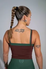 Musculosa deportiva de lycra en color marrón, con diseño de doble tela y logo estampado en el pecho.