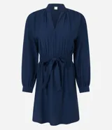 Vestido corto azul marino de viscosa, con escote en V, mangas largas con puños elásticos, cintura ajustada con lazo y superficie lisa.