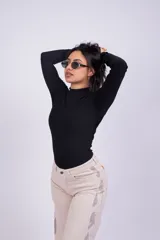 Polera blanca de cuello alto y mangas largas.