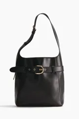 Cartera tote negra de tejido revestido, con cierre magnético y correa de hombro ajustable. Presenta una correa decorativa exterior con hebilla metálica dorada y ojetes alrededor, además de compartimento interior con cierre y forrería.
