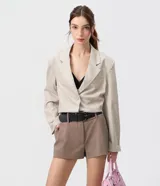 Short de sastrería de tiro alto color marrón, con diseño estructurado y presillas para cinturón.