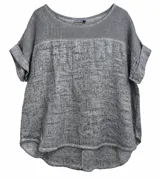 Blusa gris de corte holgado y diseño asimétrico, con mangas cortas con vuelta y cuello redondo.