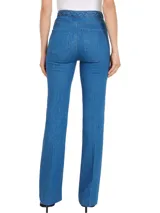 Pantalón de jean azul de pierna ancha y talle alto, con detalle de cintura trenzada, cierre de botón y cremallera, diseño de cinco bolsillos y logo de Tommy Hilfiger bordado en los bolsillos delantero y trasero.