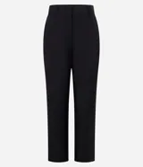 Pantalón de vestir gris oscuro, de corte recto, con bolsillos laterales y traseros. Se ajusta a la cintura con cinturón de cuero marrón.