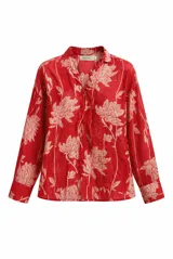 Blusa de manga larga color rojo con estampado floral en tono beige, cuello camisero y cierre frontal de botones ocultos.