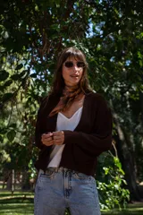 Cardigan de tejido de punto en color beige, con diseño de corte holgado, mangas amplias y terminaciones acanaladas en los puños.