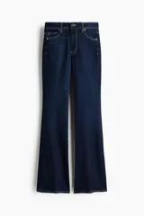 Jean de tiro alto con corte acampanado desde la rodilla, confeccionado en denim azul oscuro con costuras en contraste y diseño de cinco bolsillos.