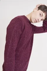Sweater de punto con cuello redondo, diseño jaspeado en tono beige y puños y ruedo acanalados.