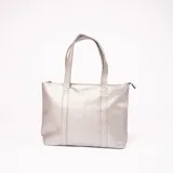 Bolso tipo tote bag plateado con textura granulada, cierre superior y doble asa de hombro.