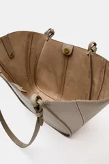 Bolso de hombro tipo shopper color marrón topo, con diseño estructurado, detalles de pespuntes visibles en el cuerpo y doble asa para el hombro.