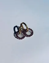 Aros tipo argolla dorados con dije circular de resina transparente y strass color fucsia.