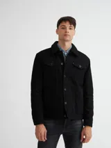 Campera de jean negra con cuello de corderito, forrada en corderito y mangas forradas con nylon capitoneado.