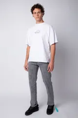 Jean de corte recto y ajuste relaxed fit, confeccionado en denim azul con lavado clásico.
